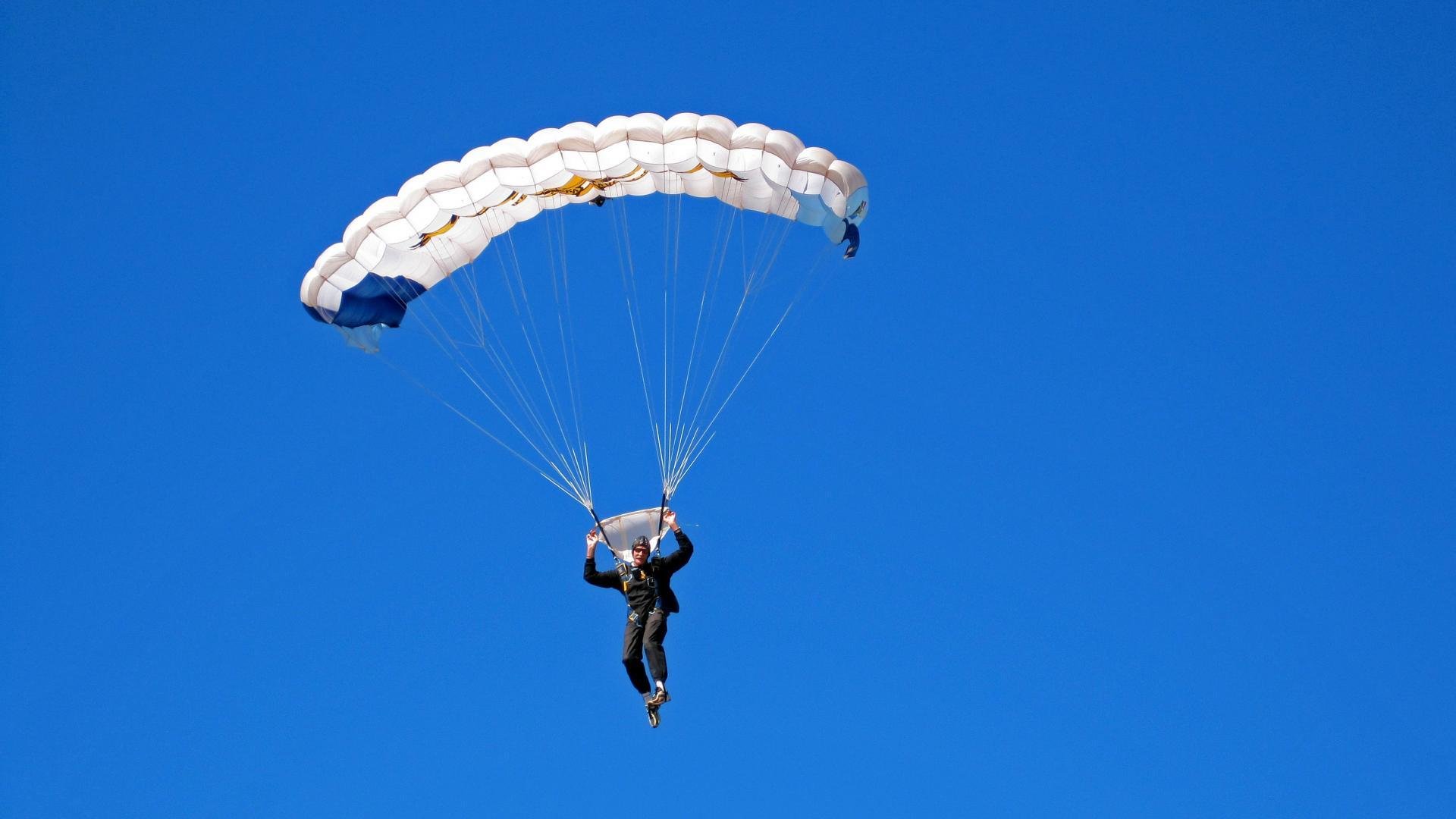 “2025世界运动会东安湖赛场:飞跃障碍,跑酷运动员勇攀高峰”